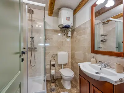 Badezimmer mit Dusche