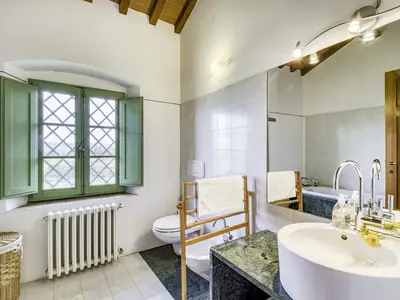 Badezimmer mit Badewanne