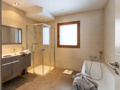 Badezimmer mit Badewanne