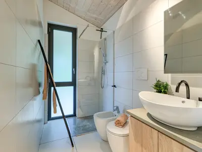 Badezimmer mit Dusche