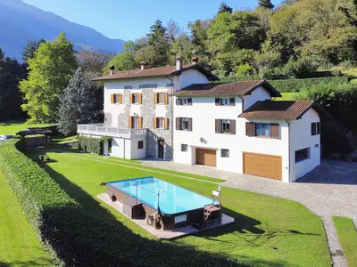 Die Doppelhaushälfte mit exklusivem Schwimmbad