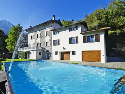 Die Doppelhaushälfte mit exklusivem Schwimmbad