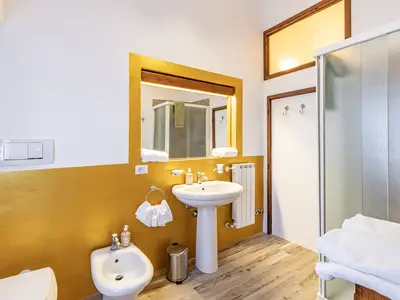 Badezimmer mit Dusche