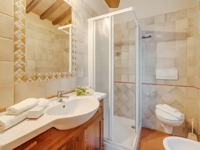 Badezimmer mit Dusche