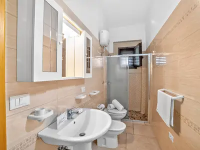 Badezimmer mit Dusche