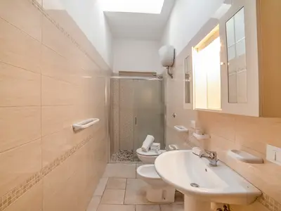 Badezimmer mit Dusche