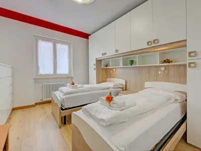 Das Schlafzimmer mit zwei Einzelbetten