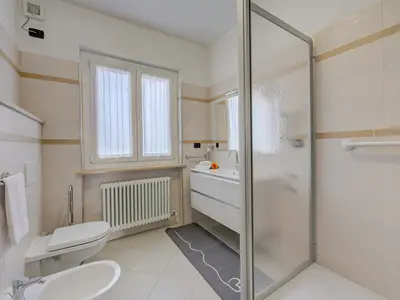 Das Hauptbadezimmer mit großer Dusche