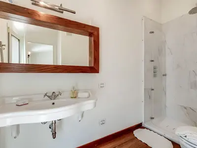 Badezimmer mit Dusche