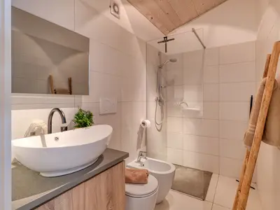 Badezimmer mit Dusche