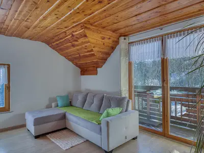 Couch und Ausgang zum Loftbalkon