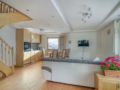 Wohnbereich und Treppe zum 2. Stock