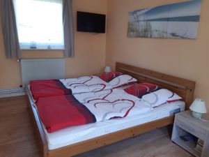 19326740-Doppelzimmer-2-Ahrenshoop-300x225-5