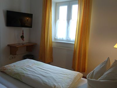 Doppelbett mit Blick auf Nebenzimmer