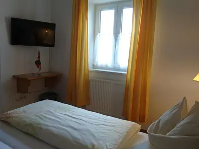 Doppelbett mit Blick auf Nebenzimmer
