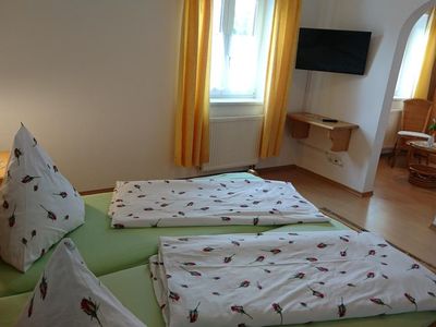 Doppelbett mit Blick auf Nebenzimmer