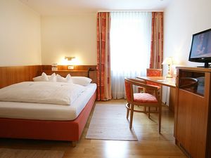 22377861-Doppelzimmer-2-Amberg-300x225-1