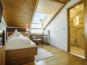 22377861-Doppelzimmer-2-Amberg-300x225-2