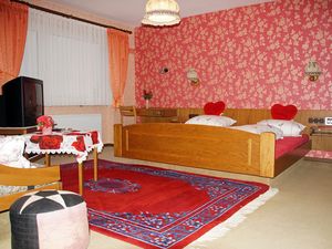 18317076-Doppelzimmer-3-Amorbach-300x225-3