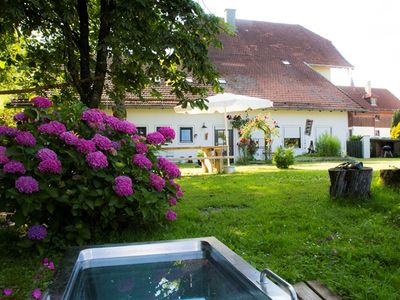 Weiläufiger Garten mit Außenbadewanne