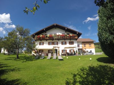 Liebevoll gepflegt und begrünt, der Hainbuchhof am Högl