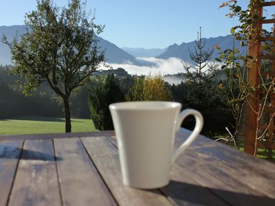 Die Aussicht von der Terrasse in die Reichenhaller und Berchtesgadener Bergwelt