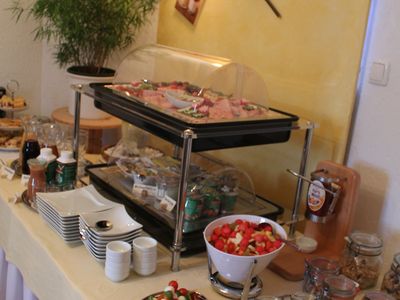 Das Frühstücksbuffet lässt hungrigen Gästen das Herz aufgehen