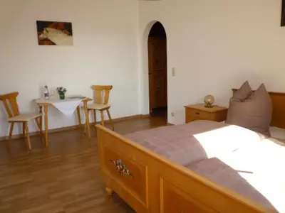 Die Doppelzimmer verfügen über ein Doppelbett, eine kleine Sitzgelegenheit und genügend Stauraum
