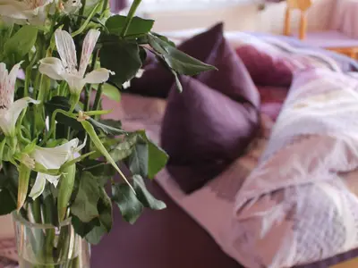 Gepflegt mit viel Holz eingerichtet herrscht im Zimmer eine gemütliche Atmosphäre!