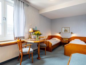 23434468-Doppelzimmer-2-Aschaffenburg-300x225-4