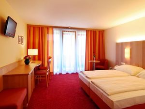 23533676-Doppelzimmer-2-Attersee-300x225-5