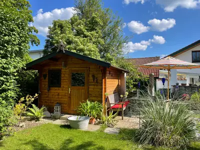 Gartenhäuschen im Grünen mit Terrasse