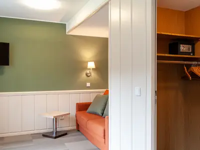 Zimmer 4 Schlafcouch Kleiderschrank