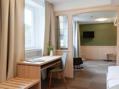 Zimmer 4 Schreibtisch