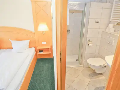 Doppelzimmer für 2 Personen (22 m²) in Bad Berleburg 6/7