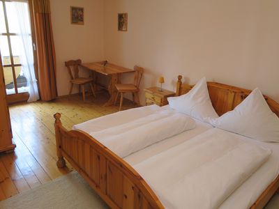 Schlafzimmer mit Sitzgelegenheit