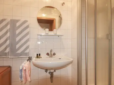 Bad Doppelzimmer Nr. 4