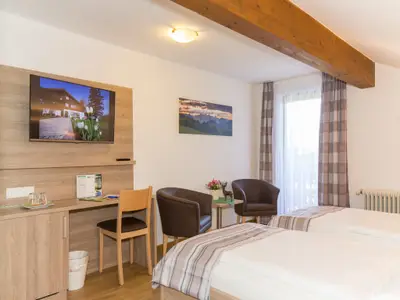 Schreibtisch und TV Zweibettzimmer