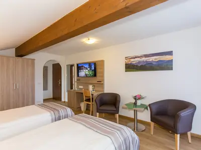 Sessel und Tisch im Zweibettzimmer