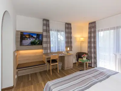 Kofferaufbewahrung und Schreibtisch Doppelzimmer