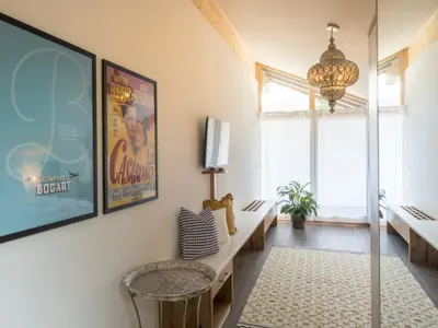 lichtdurchflutetes Zimmer