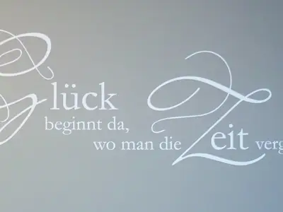 KLEIN - FEIN - EHRLICH - HERZLICH - FAMILIÄR