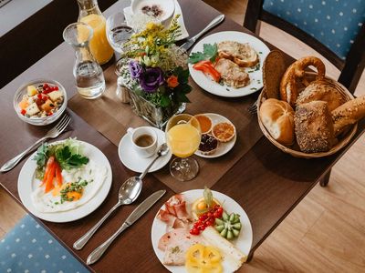 Frühstücksraum Frühstück gedeckter Tisch