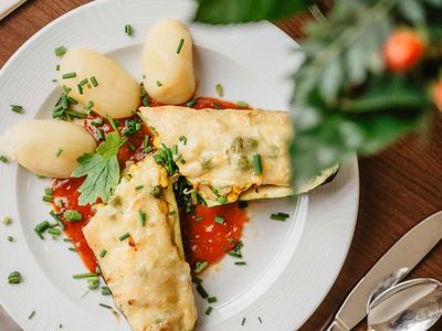 Restaurant Abendessen gefüllte und überbackene Zucchini