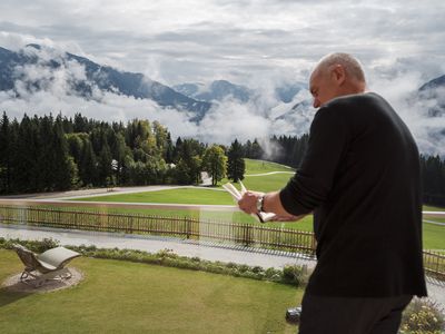 Aussicht über die Berge auf der Terrasse