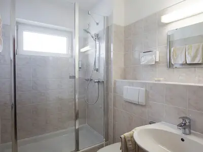 Badezimmer mit Dusche