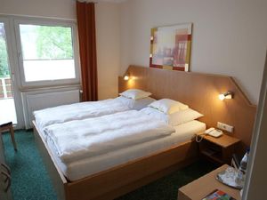 22769405-Doppelzimmer-2-Bad Orb-300x225-5