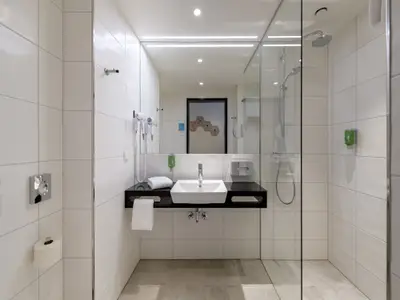 Dusche und Waschbecken