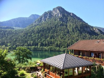 Außenansicht mit dem Blick zum Thumsee