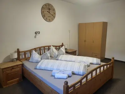 Doppelbett mit Kleiderschrank